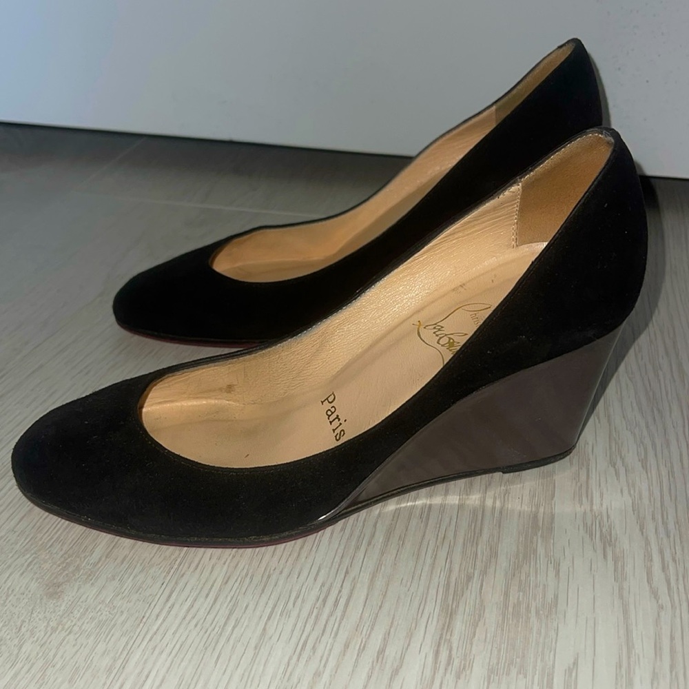 Christian Louboutin Black Pumps with Signature Red Soles - Picture 4 of 5